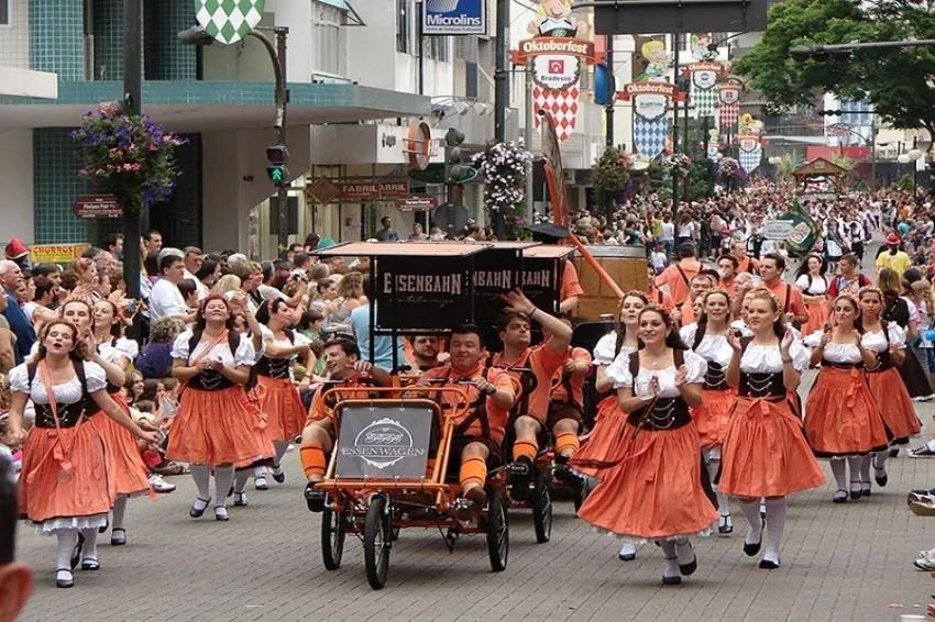 VAI PARA A OKTOBERFEST 2026? Veja datas, ingressos, dias gratuitos e tudo o que você precisa saber